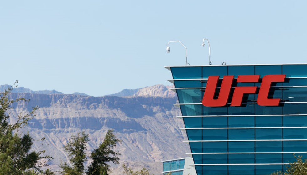 Holloway Triumphs Over Jung Amidst Personal Crisis, Jung Announces Retirement